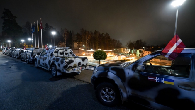 Ukrainai ziedoto automašīnu rinda pie Ogres novada pašvaldības ēkas