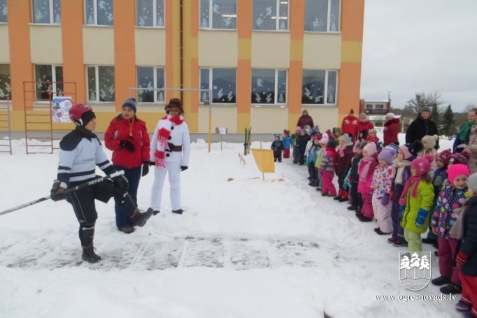 Madlienas pirmsskolā „Taurenītis” svin Sniega dienu