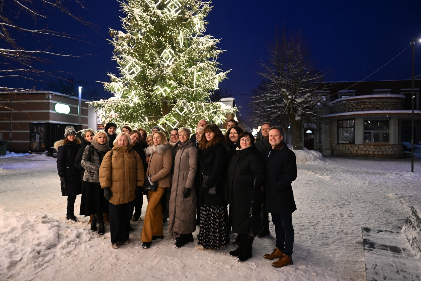 Kelmes delegācijas kopbilde pilsētā pie Ziemassvētku eglītes