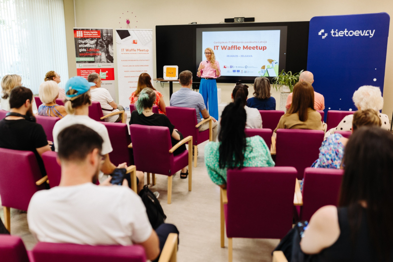 Lektore uzrunā "IT Waffle Meetup" pasākuma dalībniekus 
