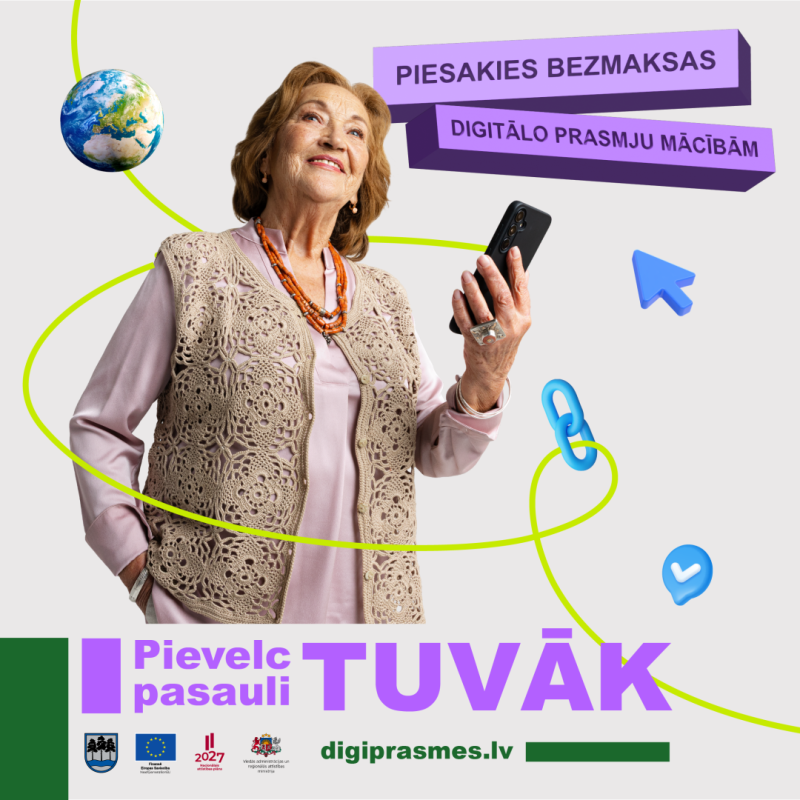 Digitālo prasmju bezmaksas apmācības Ogres novadā. Vizuālis ar dāmu gados, kura smaidīga tur rokā mobilo tālruni