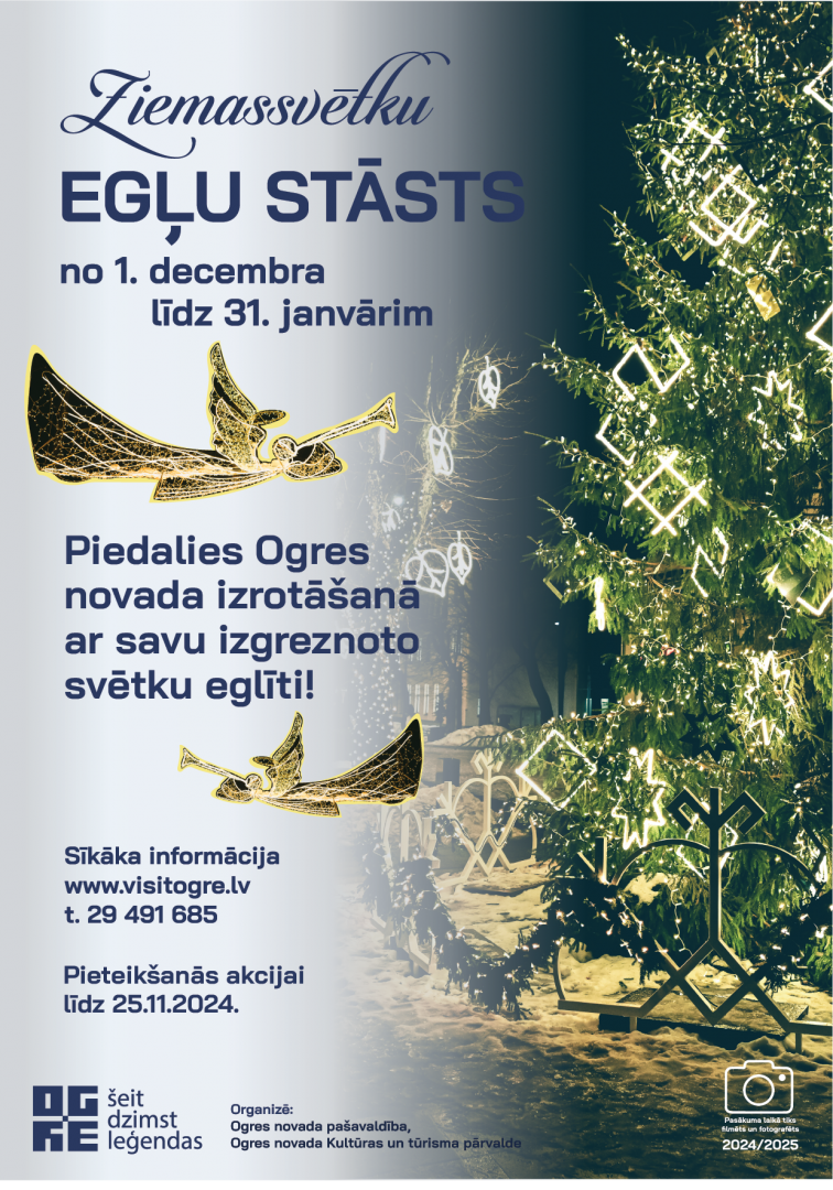 Afiša Ziemassvētku egļu stāstu akcijai. Labajā pusē izrotāta un mirdzoša Ziemassvētku egle, kreisajā pusē starp tekstu eņģeļi, kas pūš taures