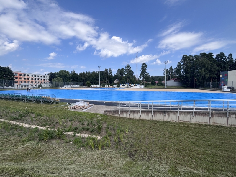 Skats uz pārbūves procesā esošo futbola laukumu Ogrē, Meža prospektā 14