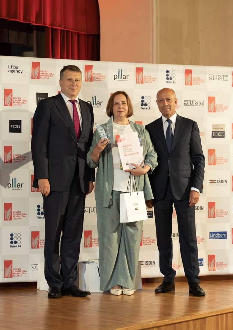 Balvas saņēmēja Aija Romanovska (vidū) ar balvas pasniedzējiem Raimondu Vējoni (no kreisās) un Oļegu Burovu (no labās)