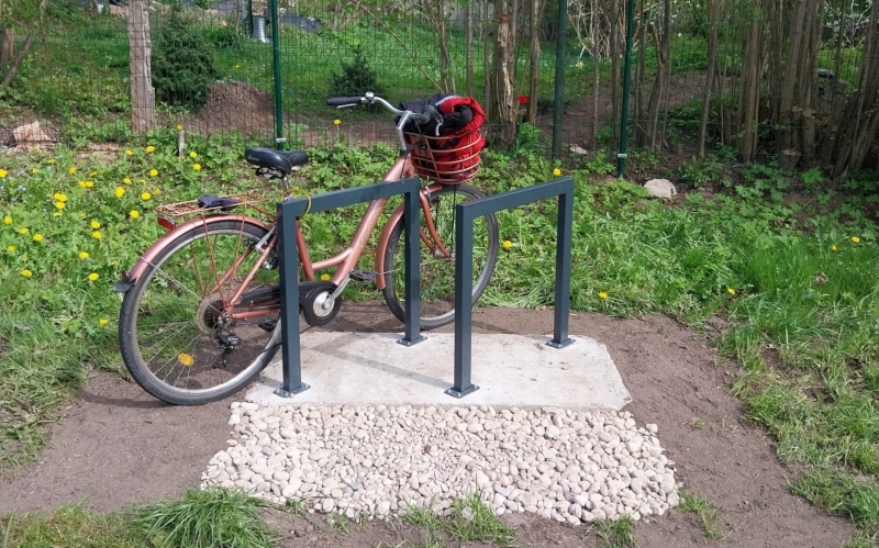 īstenojot projektu “Atpūtas vietas “Ausekļa pludmale” labiekārtošana”. Projekta laikā novērsti drošības riski, likvidējot bīstamu armatūru, uzstādīts soliņu komplekts un velostatīvs, kā arī atjaunots auto piekļuves ierobežojums. 