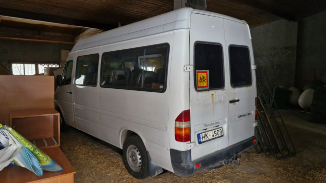 Transportlīdzekļa – autobusa Mercedes-Benz Sprinter 312, VRN HK4909 – izsole. Skats no sāna