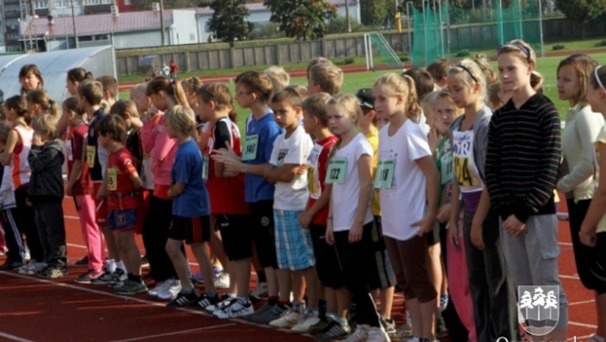 Skolēnu sporta spēles sākas ar vieglatlētikas sacensībām