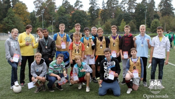 Ogres novada skolu komandām četri čempionu tituli futbolā