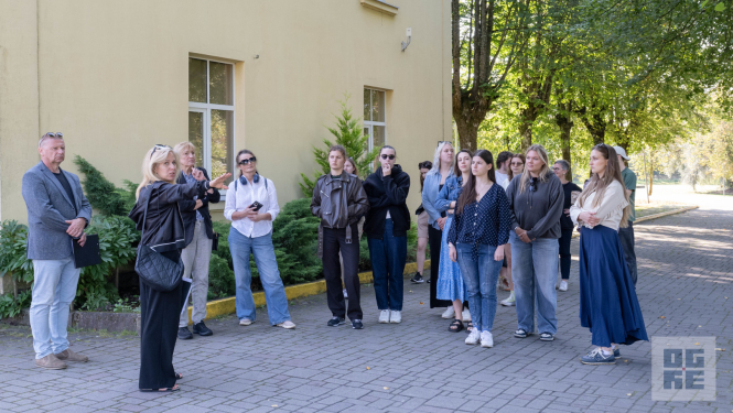 LBTU studenti izstrādās Lēdmanes ūdenstorņa attīstības idejas. Attēlā studentu grupa Lēdmanē