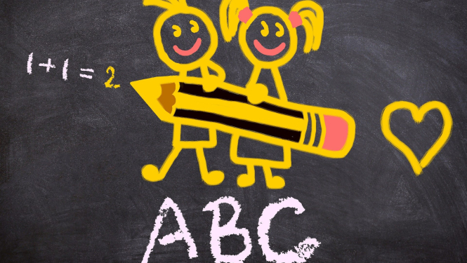 Uz melnas tāfeles ar krītu uzrakstīta izteiksme "1+1=2" un burti ABC, kā arī uzzīmēti divi bērni, kas tur lielu zīmuli