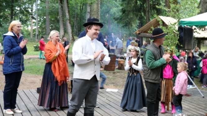 Vasaras saulgrieži Plāteres pilskalnā