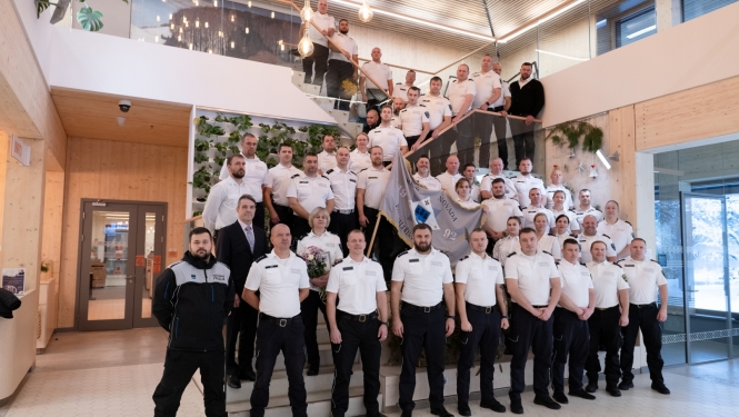 Pašvaldības policijas darbinieku kopbilde uz Ogres Centrālās bibliotēkas kāpnēm