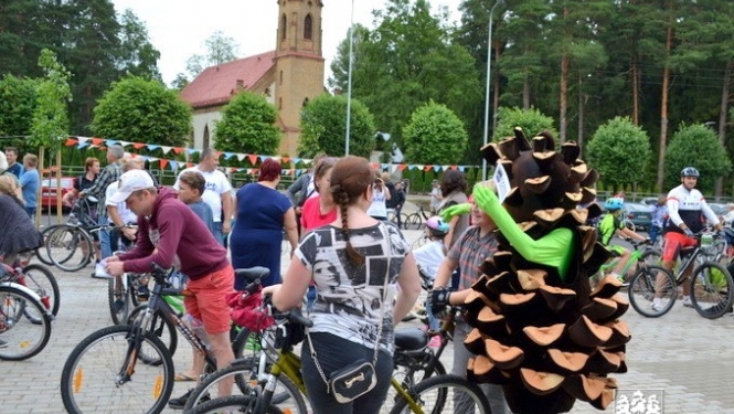 Pilsētas svētki sākušies ar velobraucienu. Svētki turpinās