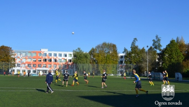 Ogres Valsts ģimnāzijā aizvadīts zibensturnīrs futbolā