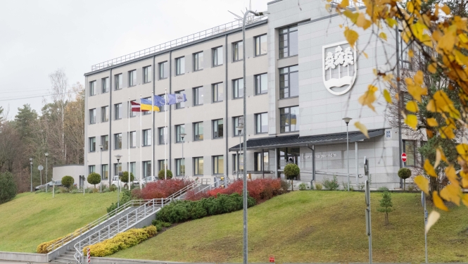 Ogres novada pašvaldības ēka rudenī