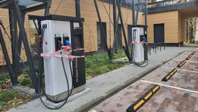 Nomas tiesību izsole elektrouzlādes staciju (divu iekārtu) un zemes vienības Brīvības ielā 35, Ogrē, Ogres novadā daļas nomai