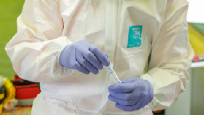 Veselības ministrija: jāizvērtē, vai cilvēkam Covid-19 tests ir steidzami nepieciešams