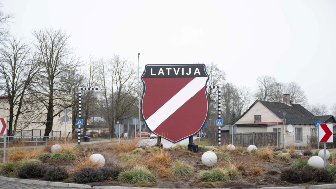 Vairodziņš valsts karoga krāsās ar uzrakstu LATVIJA par godu leģionāru piemiņai rotācijas aplī Ogrē