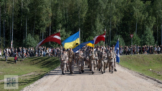 Militāri patriotiskajā pārgājienā piedalās vairāk nekā tūkstotis Ogres novada skolu jauniešu