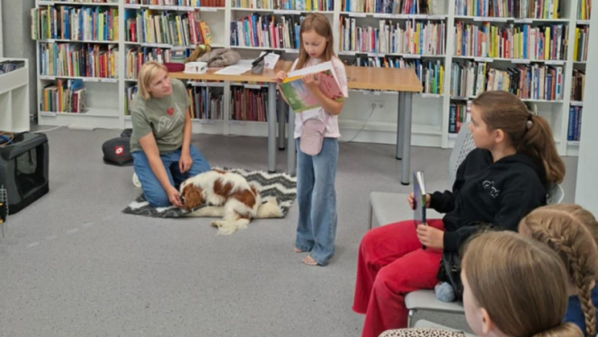 Ikšķiles pilsētas bibliotēkā realizēts neparasts projekts – ar kanisterapijas palīdzību veicināts bērnu lasītprieks. Bērni lasa grāmatu sunim un citiem bērniem
