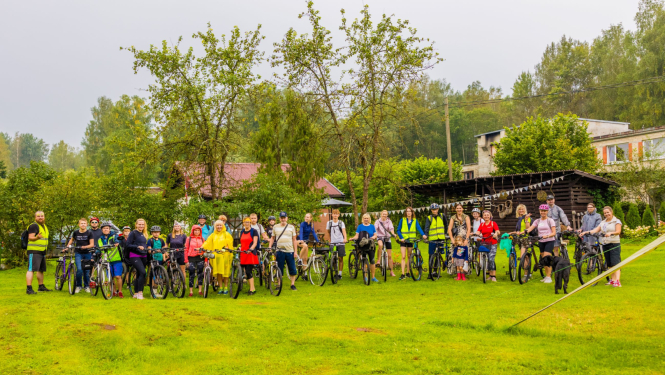 Tomes apkaime izzināta aktīvā velobraucienā. Braucēju kopbilde ar velosipēdiem