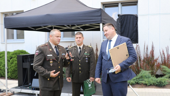 Domes priekšsēdētājam pasniegts Aizsardzības ministrijas Goda raksts
