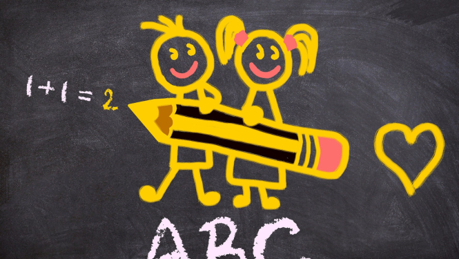 Uz melnas tāfeles ar krītu uzrakstīta izteiksme "1+1=2" un burti ABC, kā arī uzzīmēti divi bērni, kas tur lielu zīmuli
