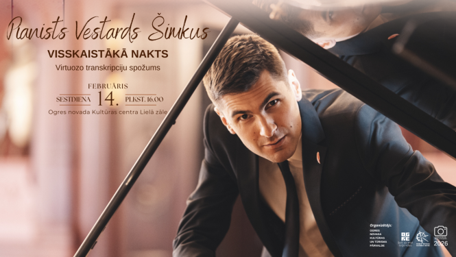 Pianists Vestards Šimkus lūkojas zem pacelta klavieru vāka