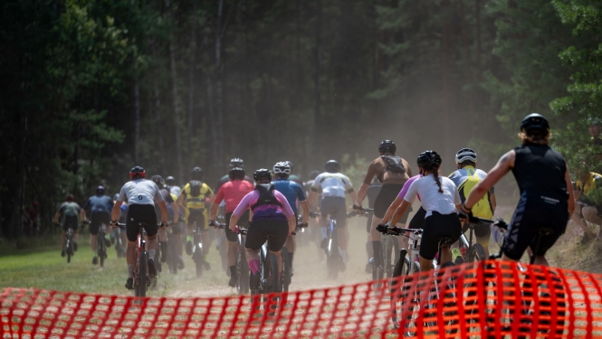 15. augustā dabas parkā Zilie kalni jau 15. reizi norisinājās Ikšķiles MTB velobrauciens 2026, kas šogad pulcēja kopumā vairāk kā 300 dalībniekus. 