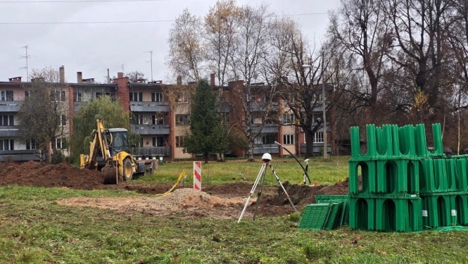 Krapes pagasta “Cerībās” uzsākti ūdensapgādes sistēmas izbūves darbi, kuru rezultātā vietējās daudzdzīvokļu dzīvojamās mājas tiks nodrošinātas ar stabilu un kvalitatīvu ūdensapgādi. Projekta īstenošanai pašvaldības 2026. gada budžetā paredzēti 120 000 eiro.
