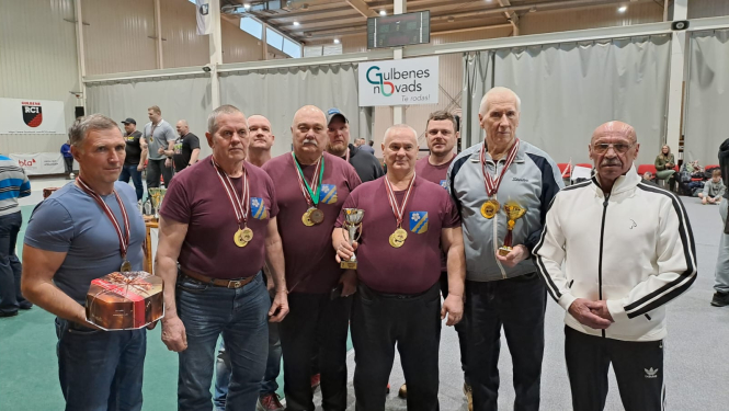 Ogres novada pārstāvji ar medaļām veterānu čempionātā spiešanā guļus