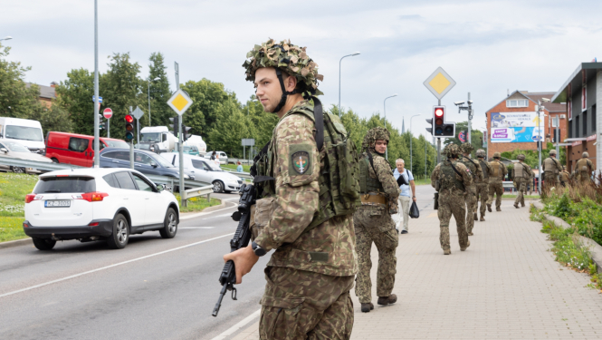 Karavīri pārvietojas pa pilsētas ielu