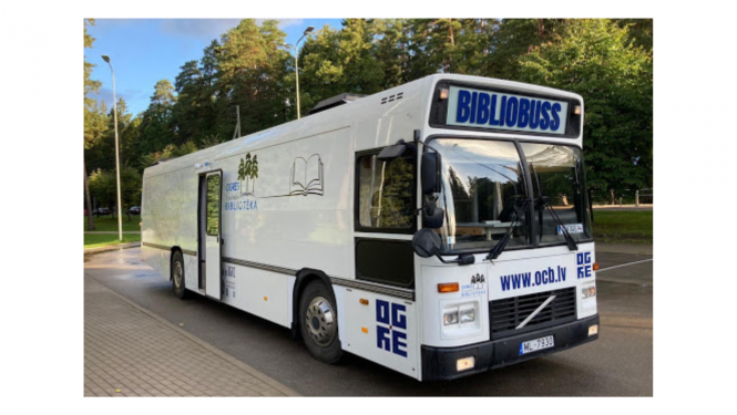 Projekta “Mobilo izglītojošo pakalpojumu iespējas” publicitātes foto, OCB bibliobuss