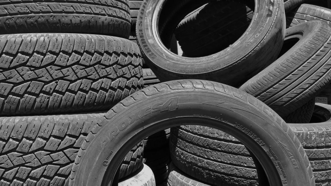 Automašīnu riepas nedrīkst atstāt daudzdzīvokļu dzīvojamo māju iekšpagalmos