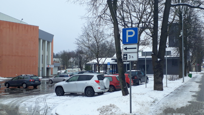 Autovadītāji neievēro noteikumus stāvvietās ar laika ierobežojumu