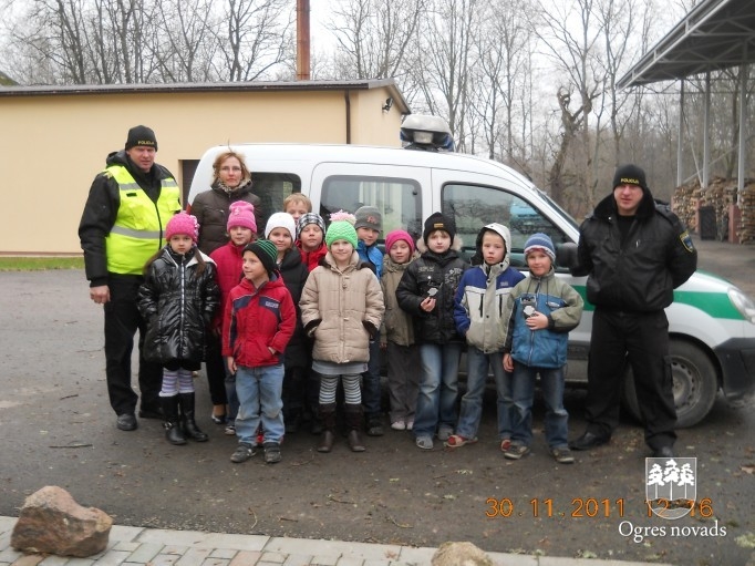 Akcijas "Esi redzams" laikā pašvaldības policijas darbinieki dodas pie bērniem