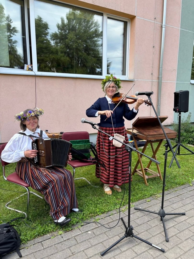 Tuvojoties vasaras saulgriežiem – pirmsskolas izglītības iestādē “Zelta Sietiņš” sadarbībā ar folkloras kopu “Josta” tika aizvadīts sirsnīgs un tradīcijām bagāts Ielīgošanas pasākums ar projektu konkursa RADI atbalstu