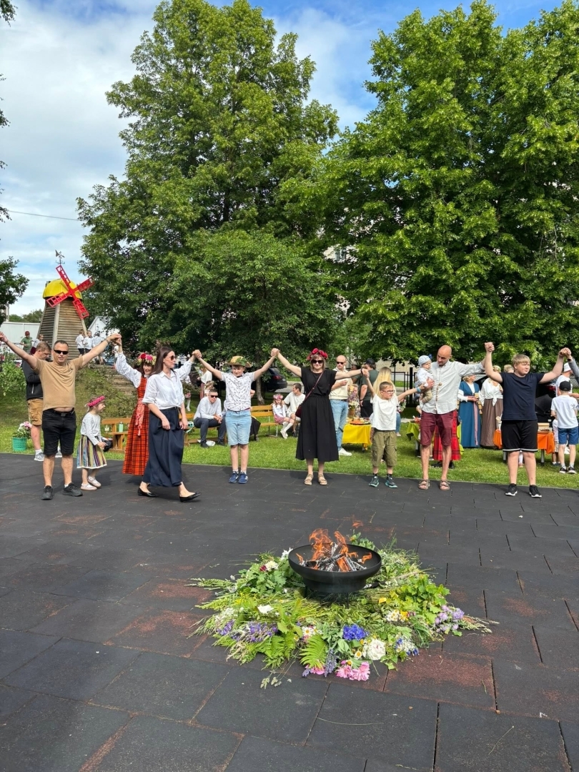 Tuvojoties vasaras saulgriežiem – pirmsskolas izglītības iestādē “Zelta Sietiņš” sadarbībā ar folkloras kopu “Josta” tika aizvadīts sirsnīgs un tradīcijām bagāts Ielīgošanas pasākums ar projektu konkursa RADI atbalstu