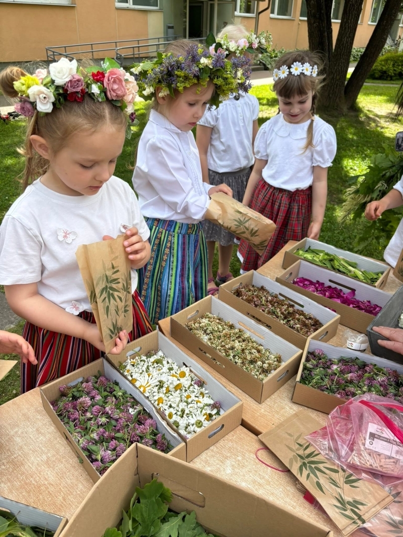 Tuvojoties vasaras saulgriežiem – pirmsskolas izglītības iestādē “Zelta Sietiņš” sadarbībā ar folkloras kopu “Josta” tika aizvadīts sirsnīgs un tradīcijām bagāts Ielīgošanas pasākums ar projektu konkursa RADI atbalstu