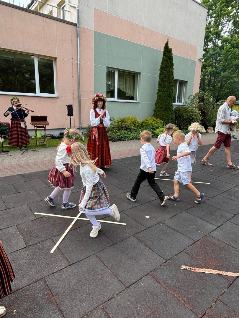 Tuvojoties vasaras saulgriežiem – pirmsskolas izglītības iestādē “Zelta Sietiņš” sadarbībā ar folkloras kopu “Josta” tika aizvadīts sirsnīgs un tradīcijām bagāts Ielīgošanas pasākums ar projektu konkursa RADI atbalstu. Rotaļa