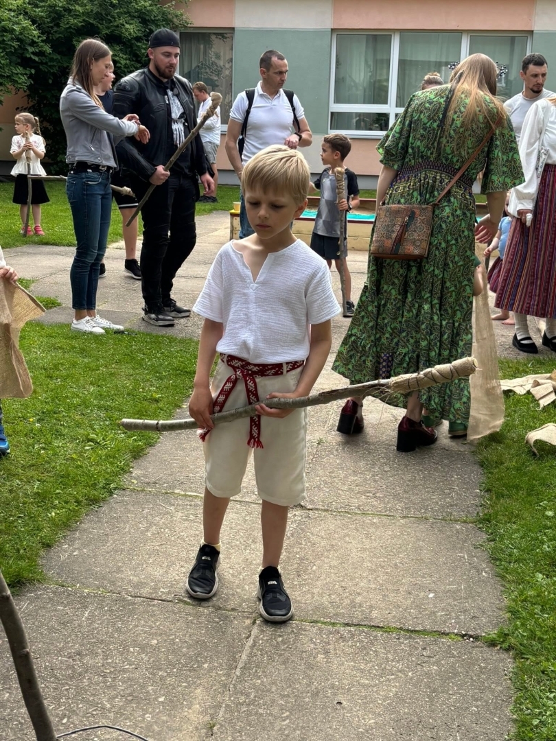 Tuvojoties vasaras saulgriežiem – pirmsskolas izglītības iestādē “Zelta Sietiņš” sadarbībā ar folkloras kopu “Josta” tika aizvadīts sirsnīgs un tradīcijām bagāts Ielīgošanas pasākums ar projektu konkursa RADI atbalstu