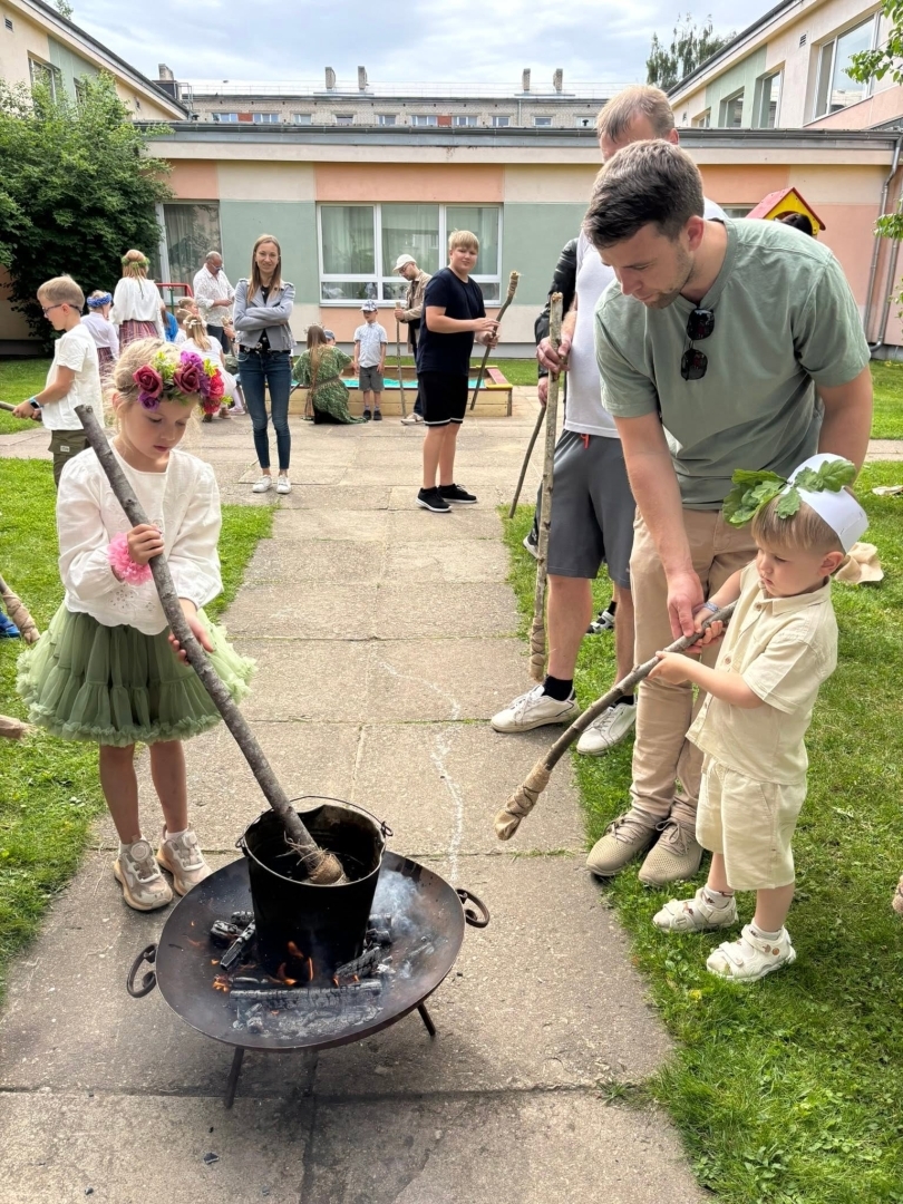 Tuvojoties vasaras saulgriežiem – pirmsskolas izglītības iestādē “Zelta Sietiņš” sadarbībā ar folkloras kopu “Josta” tika aizvadīts sirsnīgs un tradīcijām bagāts Ielīgošanas pasākums ar projektu konkursa RADI atbalstu