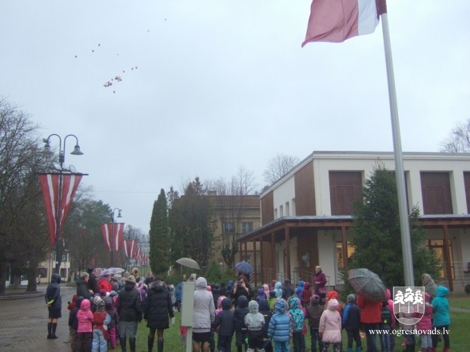 “Zelta sietiņa“ bērni ieskandina Latvijas 99.dzimšanas dienu!