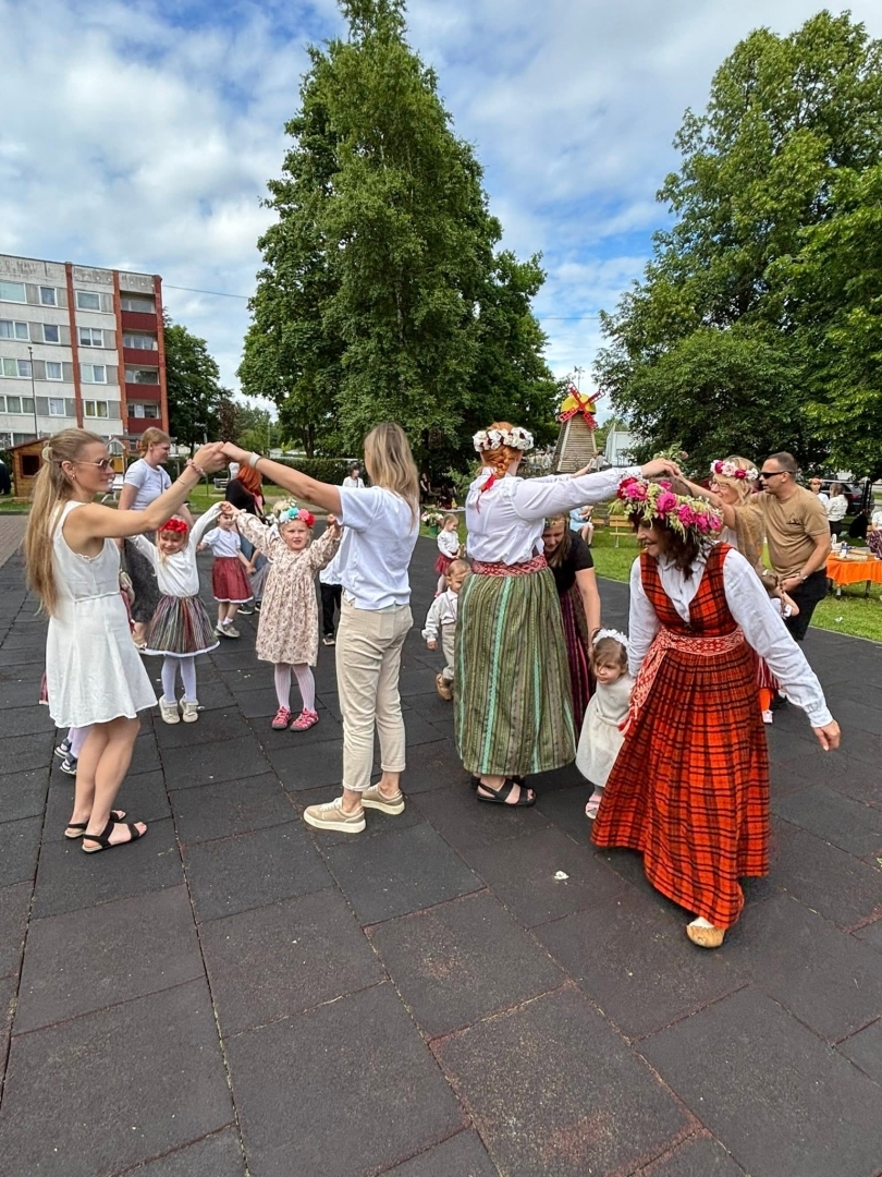 Tuvojoties vasaras saulgriežiem – pirmsskolas izglītības iestādē “Zelta Sietiņš” sadarbībā ar folkloras kopu “Josta” tika aizvadīts sirsnīgs un tradīcijām bagāts Ielīgošanas pasākums ar projektu konkursa RADI atbalstu. Rotaļa
