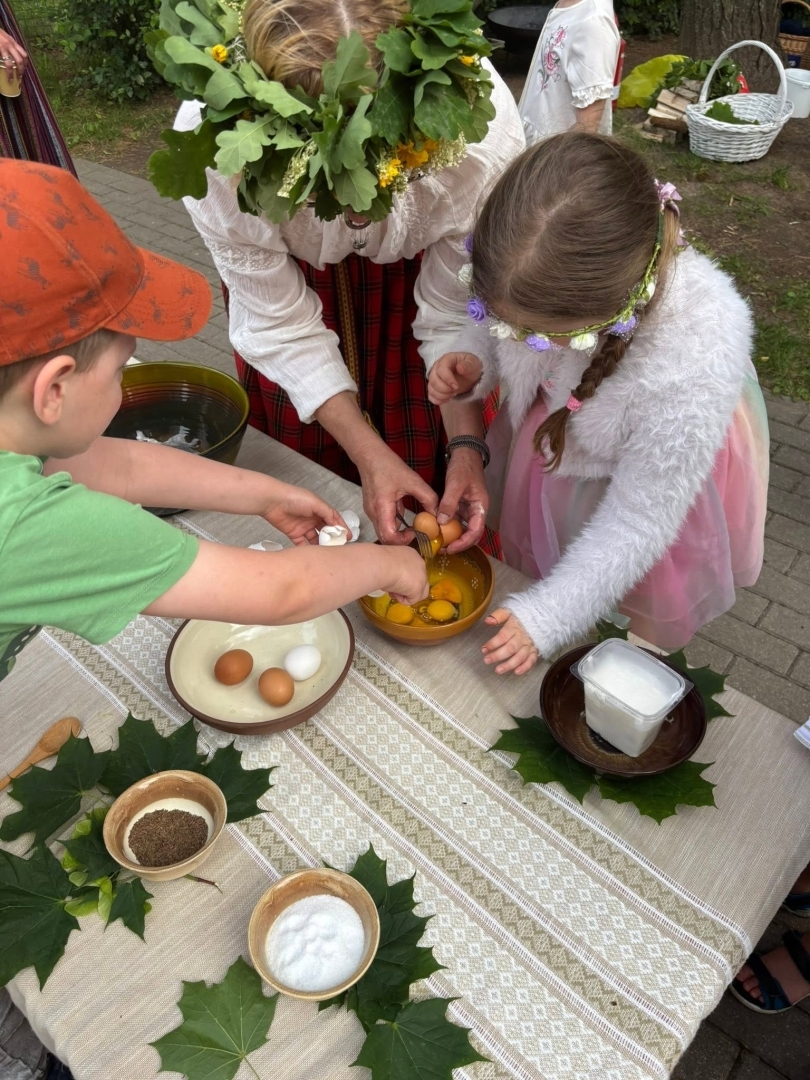 Tuvojoties vasaras saulgriežiem – pirmsskolas izglītības iestādē “Zelta Sietiņš” sadarbībā ar folkloras kopu “Josta” tika aizvadīts sirsnīgs un tradīcijām bagāts Ielīgošanas pasākums ar projektu konkursa RADI atbalstu