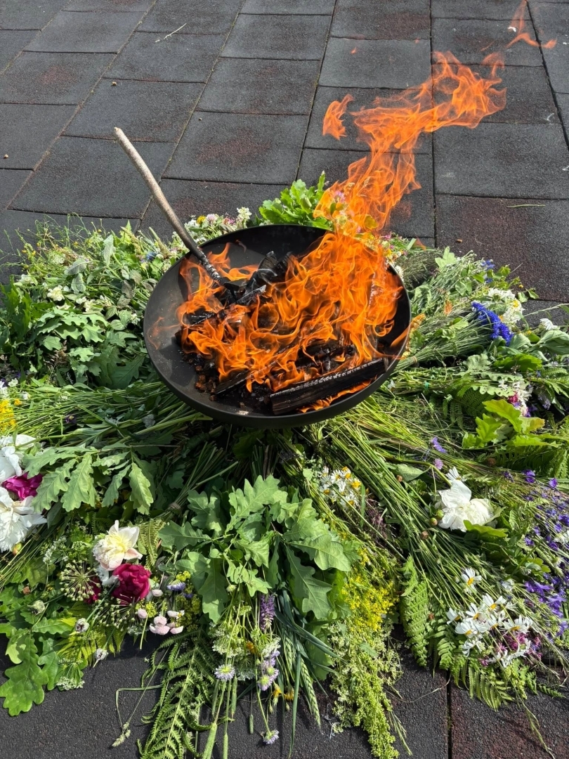Tuvojoties vasaras saulgriežiem – pirmsskolas izglītības iestādē “Zelta Sietiņš” sadarbībā ar folkloras kopu “Josta” tika aizvadīts sirsnīgs un tradīcijām bagāts Ielīgošanas pasākums ar projektu konkursa RADI atbalstu. Ugunskurs