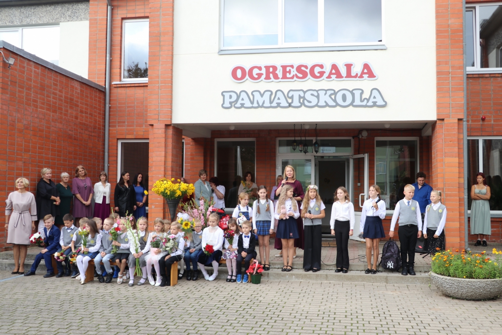 Skolēni pie Ogresgala pamatskolas