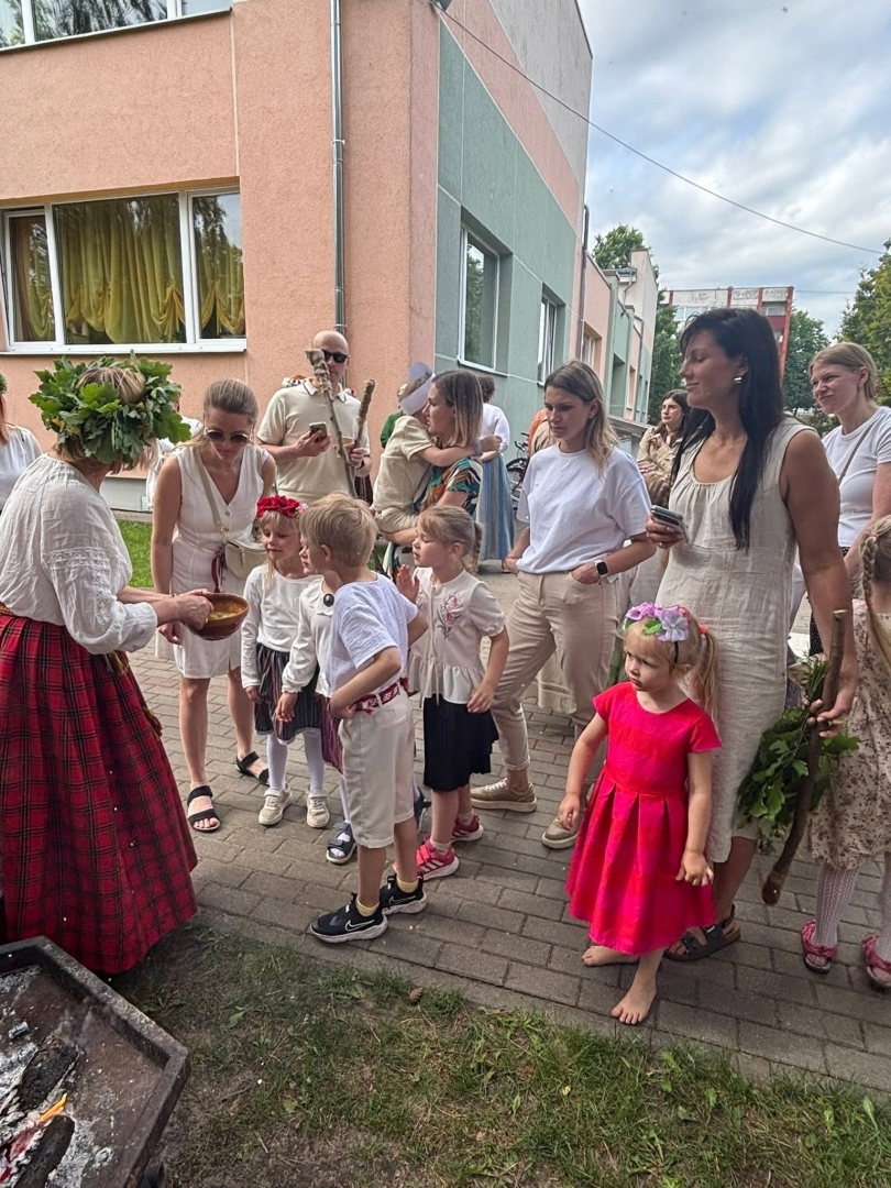 Tuvojoties vasaras saulgriežiem – pirmsskolas izglītības iestādē “Zelta Sietiņš” sadarbībā ar folkloras kopu “Josta” tika aizvadīts sirsnīgs un tradīcijām bagāts Ielīgošanas pasākums ar projektu konkursa RADI atbalstu