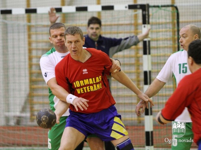 Ogres handbola senioriem trīs uzvaras un 2.vieta