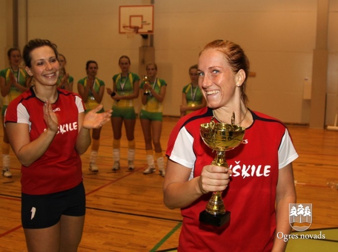 Suntažnieces izcīna Ogres kausu volejbolā